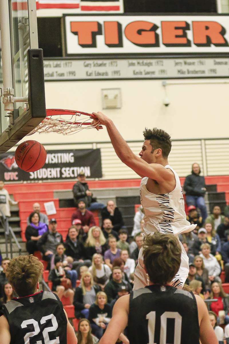 Battle Ground’s Kaden Perry slams home two of his 28 points in Tuesday’s game against Union. Photo by Mike Schultz