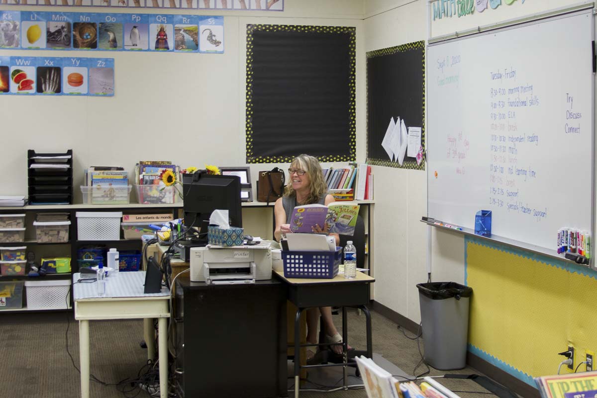 Michelle O'Flynn, a third grade teacher at Columbia Elementary School, reads to her students. Photo courtesy of Woodland Public Schools
