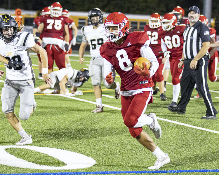 Fort Vancouver senior Evan Mendez, shown here earlier in the game, made a leaping catch to score a touchdown with 3 seconds left in Friday’s game. Photo by Mike Schultz