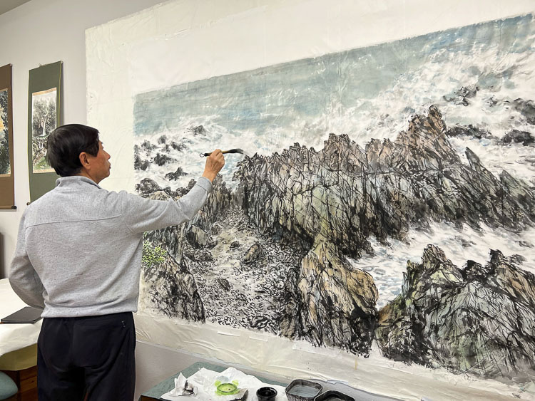 Artist Jungmoo Ahn in his studio. Photo courtesy artstra.org