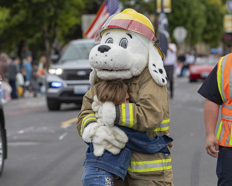 Sparky The Dog greets a happy youngster at Saturday’s Planters Day Parade. Photo by Mike Schultz