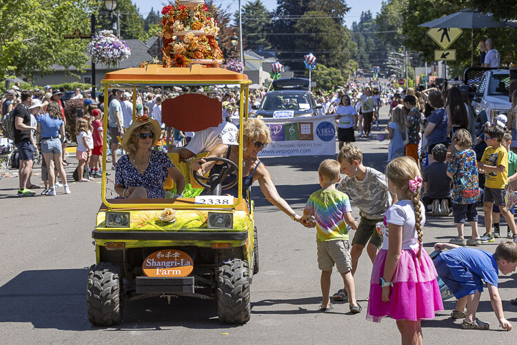 Liz Pike cruised through Saturday’s parade with her “Sunflower Mobile,’’ representing Shangri-La Farm. Photo by Mike Schultz