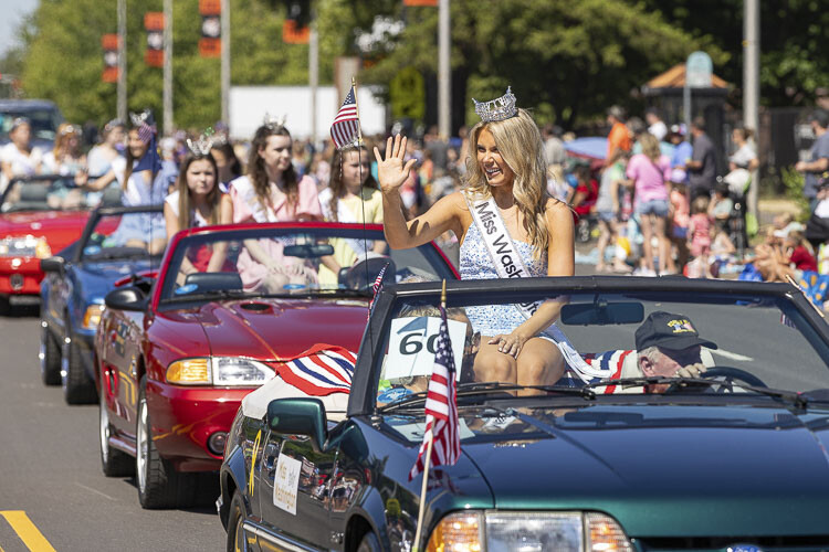 Miss Washington Vanessa Munson was all smiles during Saturday’s parade. Photo by Mike Schultz