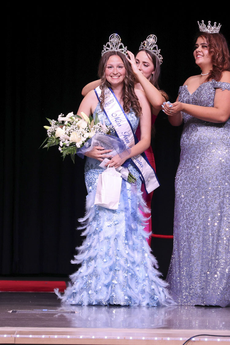 Caitlin Daniels, the 2022 Miss Teen La Center, crowns Kylee Mills for the 2023 reign as Miss Teen Ridgefield, Viveca Johnson, applauds. Photo courtesy Sheri Backous