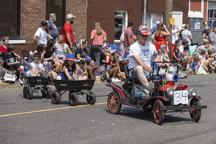 Gary Stroh towed his grandchildren in Tuesday’s parade. Photo by Mike Schultz