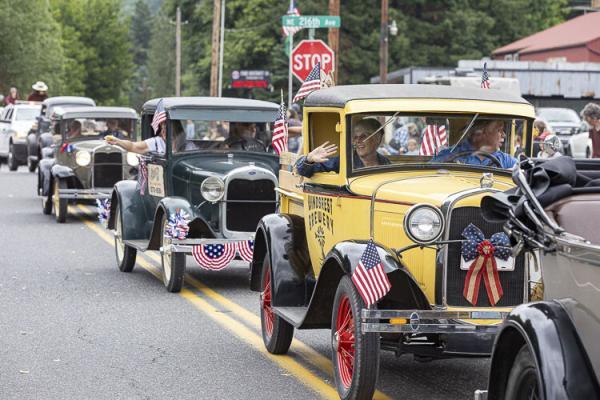Saturday’s parade included plenty of antique vehicles. Photo by Mike Schultz