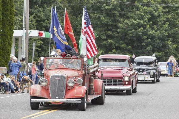 Arnie Kuchta showed off his antique fire truck in Saturday’s parade. Photo by Mike Schultz