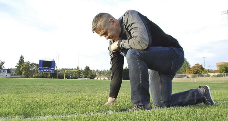Joe Kennedy’s return as an assistant football coach at Bremerton High School didn’t last long – just one game. On Tuesday, Kennedy announced his resignation from the coaching staff on his personal website. Kennedy was fired in 2015 for leading post-game prayers in the center of the field, resulting in an eight-year legal battle with the Bremerton School District over his dismissal.