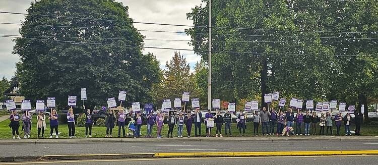 Health care workers protested at Kaiser’s Cascade Park Medical Center in Vancouver Wednesday. Photo by Paul Valencia