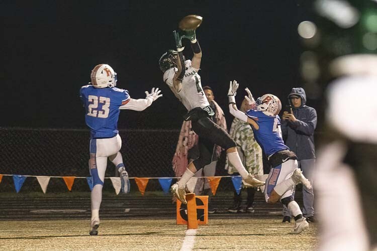 Woodland’s Elijah Andersen caught this touchdown pass in between two Ridgefield defenders in the final seconds of the first half. Photo by Mike Schultz
