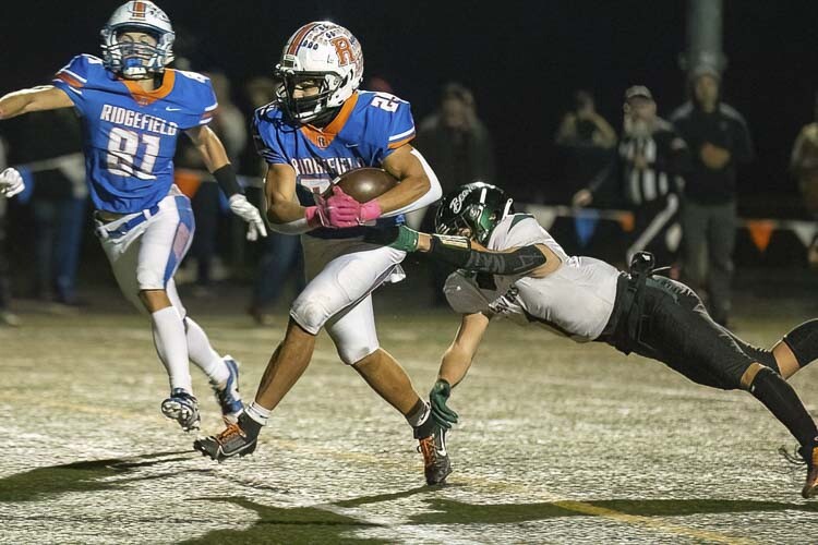 Cly Stephens scored two second-half touchdowns for the Ridgefield Spudders on Friday night. Ridgefield’s rally came up a touchdown short against Woodland. Photo by Mike Schultz