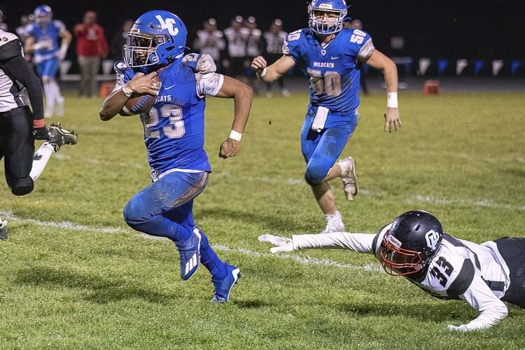 Jalen Ward breaks free on his way to a 40-yard touchdown. Ward caught a screen pass from Houston Coyle for La Center’s lone touchdown Friday night. Photo by Mike Schultz