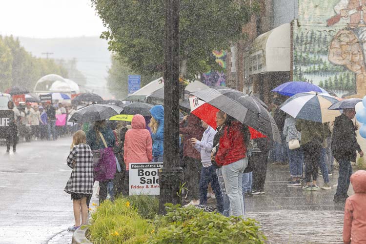 Woodland folks understand that it takes all kinds of weather conditions to make the Northwest what it is, so they don’t mind a little rain on parade day for Planters Days. Photo by Mike Schultz