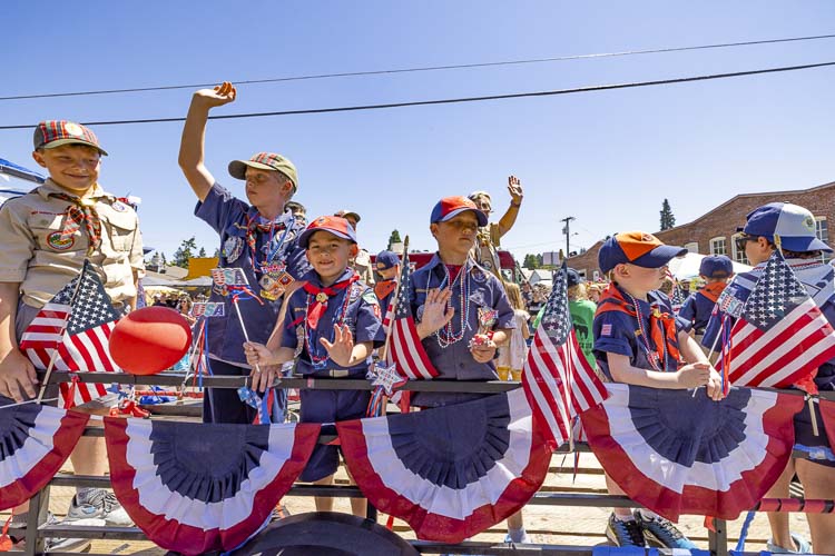 Cub Scouts Pack 310 from Ridgefield showed off red, white, and club colors. Photo by Mike Schultz