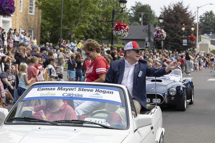 Camas Mayor Steve Hogan celebrates Camas Days during the parade. Photo by Mike Schultz