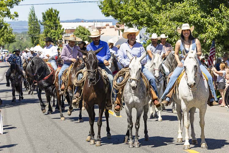 There were plenty of horses in the parade, too, including these from El-Rancho Viejo. Photo by Mike Schultz